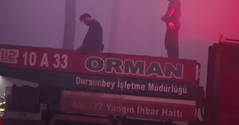Bursa da yangınla mücadele eden ekipler sabah namazını aracın üzerinde kıldı