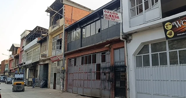 İnegöl de çatı çöktü: 5 metreden düşerek yaralandı Bursa Haberleri