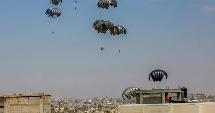 Gazze ye paraşütle yardım malzemesi indirildi