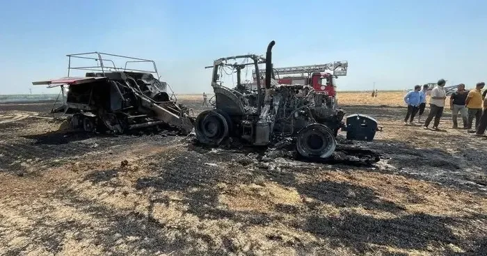 Balya makinesi alev aldı, traktör ve 3 dekar tarla yandı