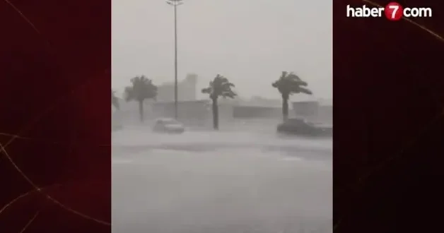 Suudi Arabistan da kırmızı alarm! Sel ve fırtına ülkede paniğe neden oldu...