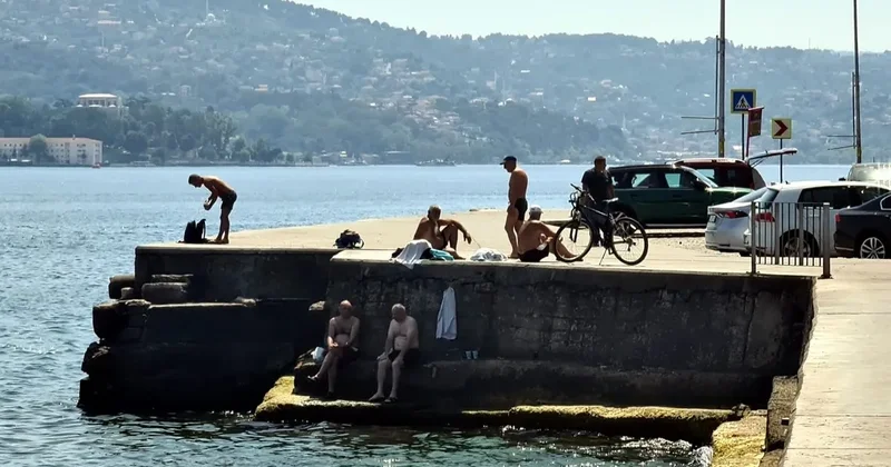 Aşırı sıcaklar İstanbulluları denize döktü! Sıcaktan bunalanlar Boğaz da yüzerek serinledi