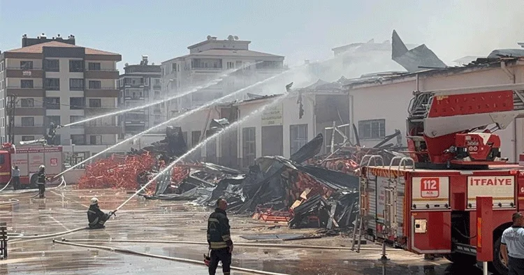Gaziantep te meslek lisesinde yangın... Ekipler yangını söndürmek için çatıyı yıktı