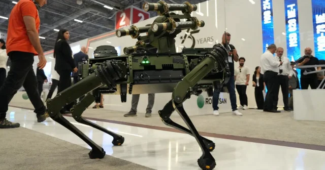 Roketsan ın geliştirdiği robot köpek KOZ stüdyoda konukların ilgi odağı oldu VİDEO İZLE