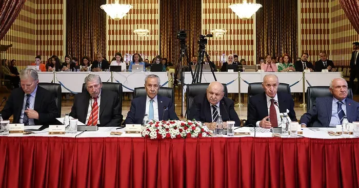 Komisyonda gündem yaratacak öneriler! Önce Hikmet Çetin ardından Bülent Arınç bombayı patlattı: ‘Genel af zaruri ihtiyaçtır’