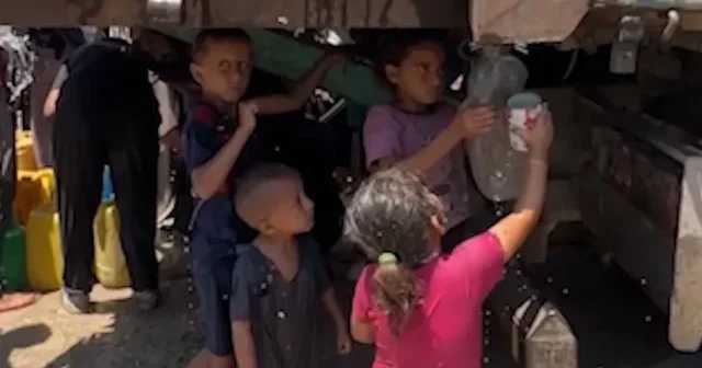 Gazzeli çocuklar su tankerinden akan damlalarla susuzluklarını gidermeye çalışıyor VİDEO İZLE