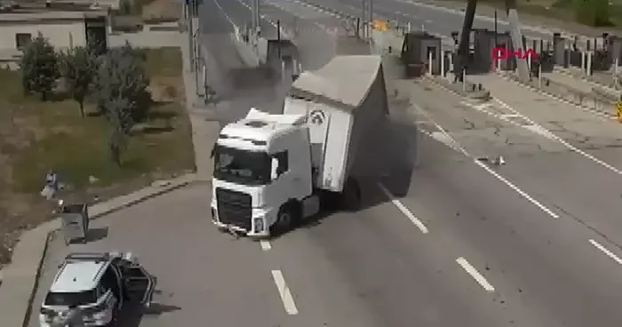 Kuzey Marmara da feci kaza! TIR jandarma aracını biçti: O anlar kamerada