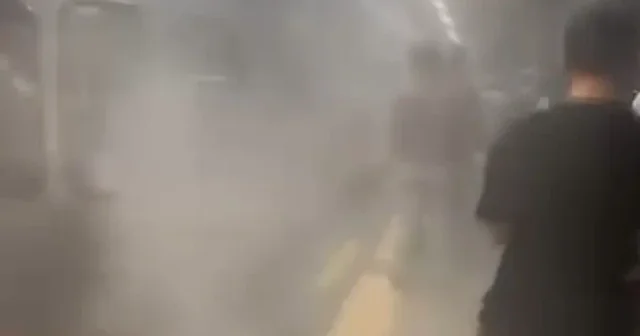 İstanbul da toplu taşıma çilesi bitmiyor: Bağcılar daki istasyonda metro yangını kamerada VİDEO İZLE
