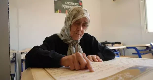 Gaziantep haberleri Fadile teyzenin azmi gıpta ettirdi: 87 yaşında Kur an ı Kerim okumayı öğrendi 28 Ağustos 2025