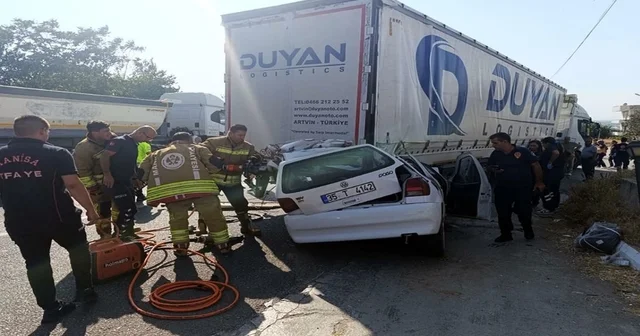 TIR a çarpan otomobildeki 2 kuzen öldü, 1 kişi ağır yaralı (2) Yeniden Manisa Haberleri