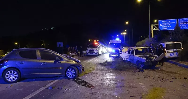 Otomobiliyle kaçan sürücü, ekip aracına ve otomobile çarptı: 3 ü polis, 10 yaralı