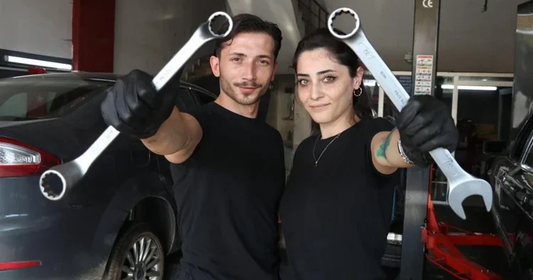 Eleman bulamayınca eşine işi öğretti! Şaşırıyorlar ve tuhaf karşılıyorlar
