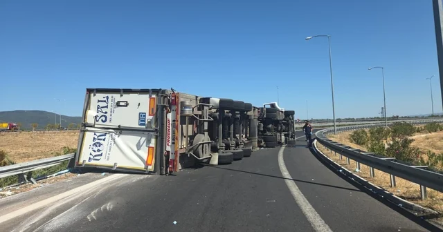 Çay yüklü TIR devrildi, otoyol kavşağı 3 saat trafiğe kapandı Bursa Haberleri