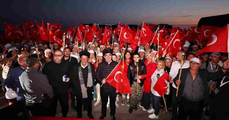 Bayrampaşalı vatandaşlardan Kocatepe’de 103 üncü yıl coşkusu