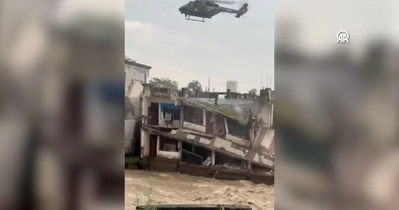 Hindistan da sel esnasında tahliye edilen binanın yıkıldığı anlar kamerada