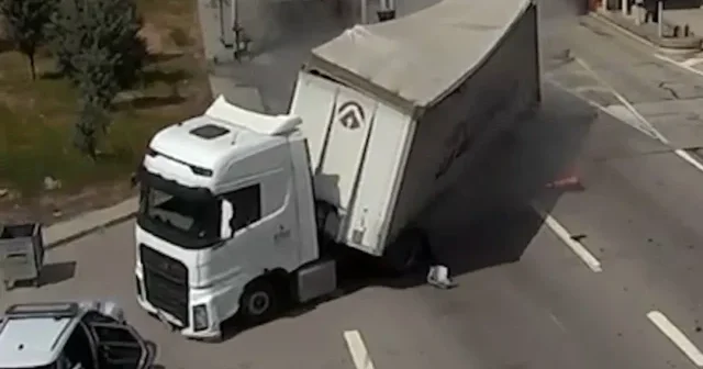Kuzey Marmara Otoyolu’nda kaza: Kontrolden çıkan TIR jandarma aracına çarptı VİDEO İZLE