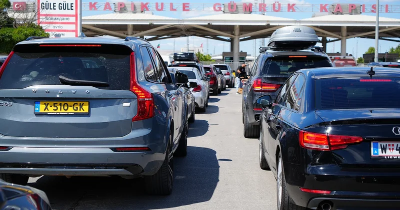 Sınırda dönüş yoğunluğu: Kapıkule de uzun kuyruklar oluştu