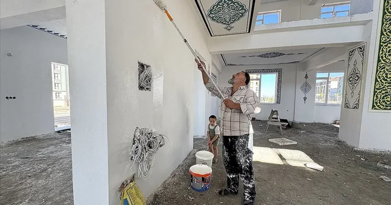 Şehit oğlunun hayrı için okul, cami ve Kur an kurslarının boya işlerini yapıyor