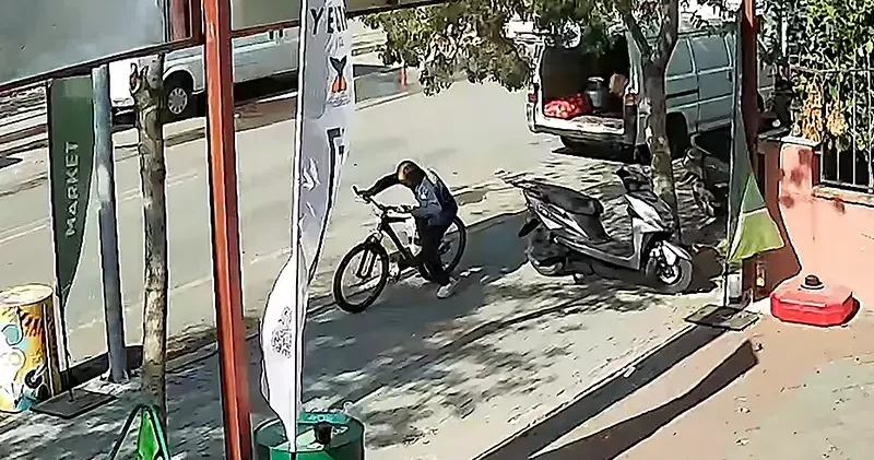 Çaldığı bisikletten düşme tehlikesi geçirdi; o anlar kamerada