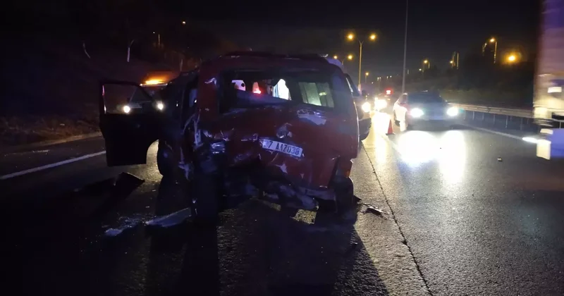 Sultanbeyli de 2 minibüs feci şekilde çarpıştı: 9 yaralı
