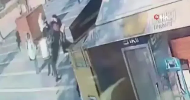 Bıçakla geldi tek yumrukta yere serdi...O anlar kamerada