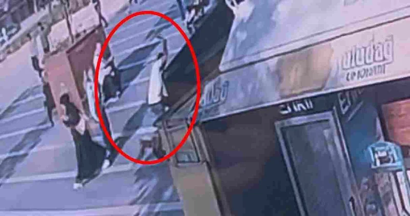 Husumetlisini önce yumruk atarak yere düşürdü sonra bıçak sapıyla darbetti: İşte o anlar!