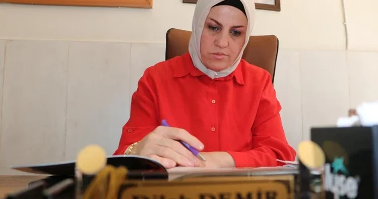 Önlüğü çıkartılıp gelinlik giydirilen muhtar üniversiteli oldu Köz bir ateş gibi içinde yanıyordu