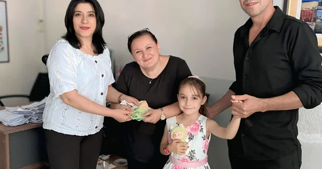 8 yaşındaki Nida Nur, bulduğu içinde 1700 avro olan cüzdanı sahibine teslim etti Aksaray Haberleri