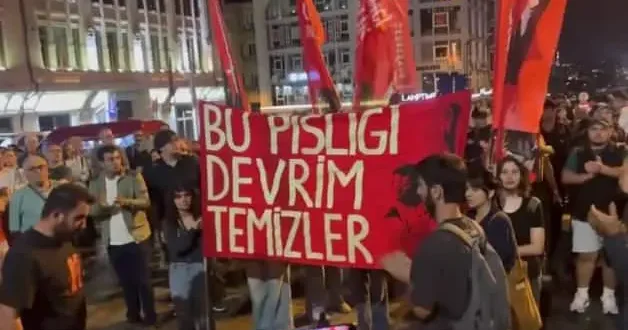 Bunun adı eşkıyalık! CHP nin Beyoğlu mitinginde polise saldırdılar