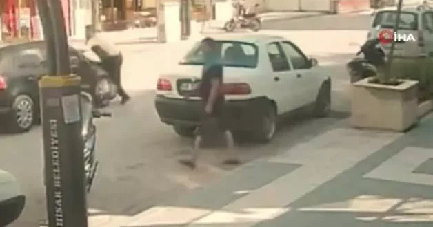 Otomobilin çarptığı adam havada taklalar attı!