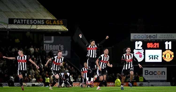 Manchester United a tarihi şok: 4. Lig takımına karşı veda