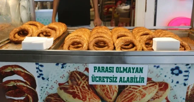 Otogarın iyilik kapısı: Diyarbakır’da esnaf 6 yıldır ihtiyaç sahiplerine ücretsiz simit ve su dağıtıyor VİDEO İZLE
