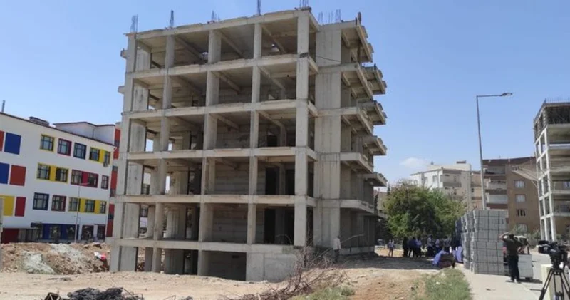Şanlıurfa da standarda uymayan apartman müteahhit tarafından yıktırıldı Son dakika haberleri
