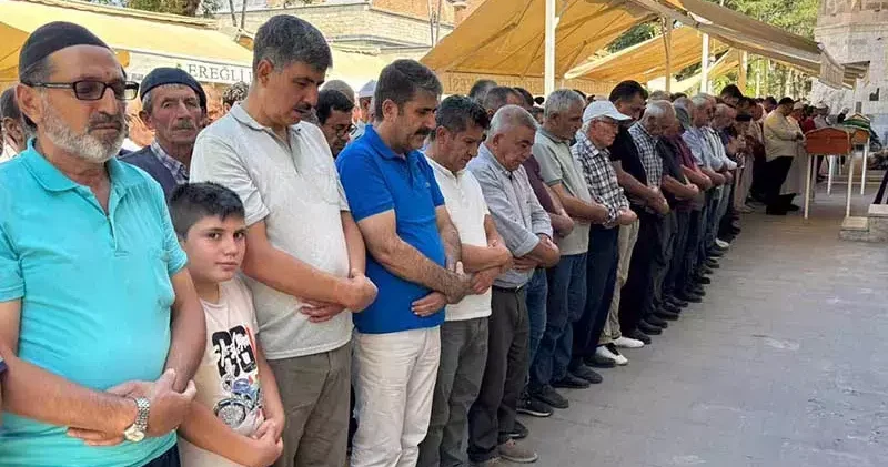 Kazada ölen çift ile 9 yaşındaki torunları toprağa verildi