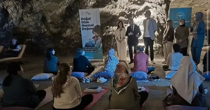 Çankırı da anne adayları yerin 150 metre altında yoga yaptı