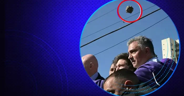 Arjantin Devlet Başkanı Mieli ye taşlı saldırı! Zırhlı araca bindirilip götürüldü... Hükümet o grubu sorumlu tutuyor