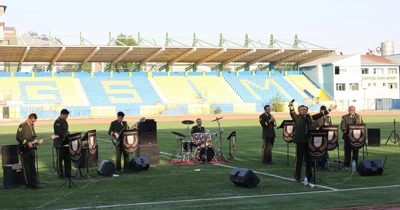 30 Ağustos etkinliklerinde bandodan renkli konser