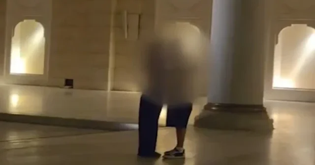 Mukaddes mekanda edep ayaklar altına alındı: Çamlıca Cami avlusundaki iki kişinin uygunsuz kıyafet ve hareketleri büyük tepki gördü VİDEO İZLE