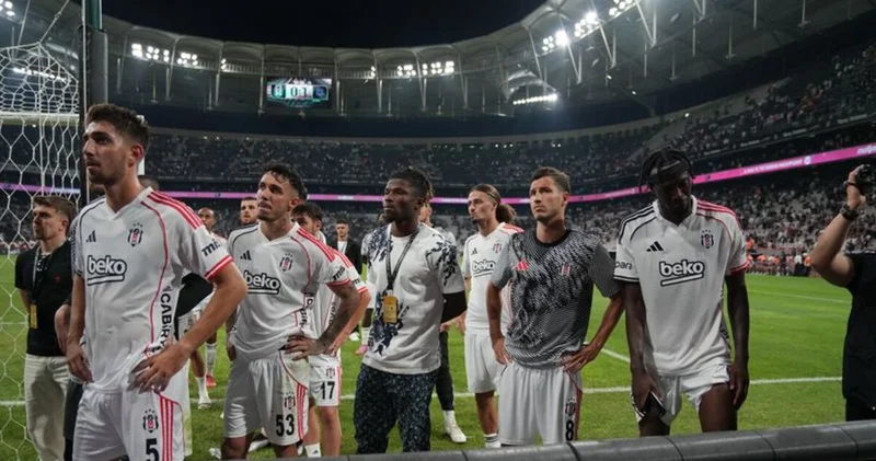 Dolmabahçe de taraftarlardan Beşiktaş a protesto! Beşiktaş Haberleri