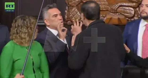 Meksika Senatosu nda kaos! Muhalefet lideri Moreno çıldırdı