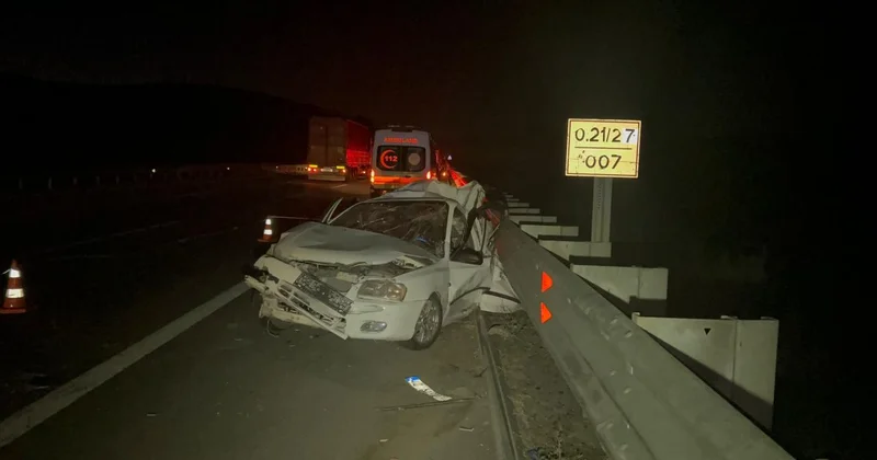 Niğde de tır, emniyet şeridinde bekleyen otomobile çarptı: 3 ölü