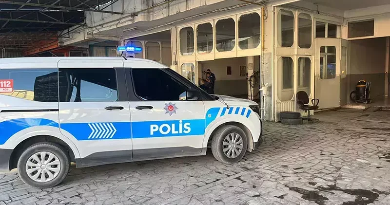 Oto tamirci kalfası, oynadığı tabancanın ateş almasıyla çırağını yaraladı