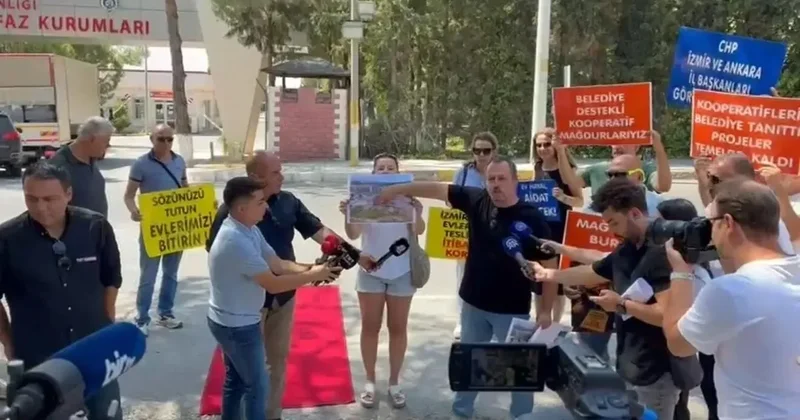 İzmir’de kooperatif mağdurlarından kırmızı halılı protesto: Yürüyen değil, ezileniz!