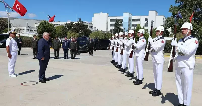 Bakan Güler den İstanbul Tersanesi Komutanlığı na ziyaret