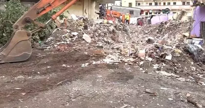Hindistan da bina çöktü: 17 ölü