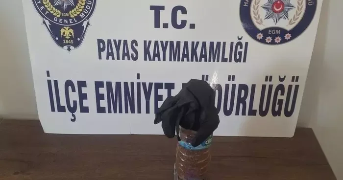 Polisi görünce bahçeye attığı su şişesinden uyuşturucu çıktı