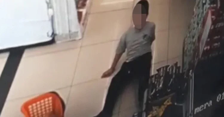 Markette vicdanları sızlatan olay: Otizmli çocuğa vurup yere düşürdü