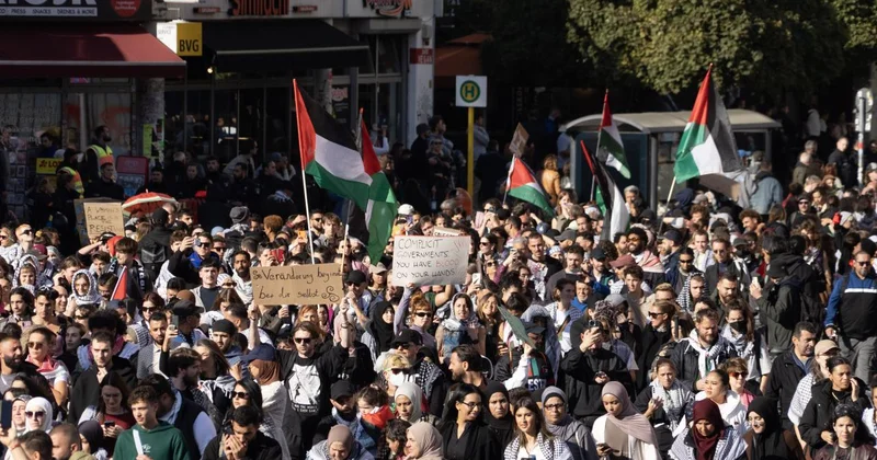 Berlin de düzenlenen Filistin e destek yürüyüşüne 100 bini aşkın kişi katıldı