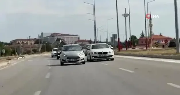 Düğün konvoyunun önüne geçmek isteyen otomobil kazaya sebep oldu