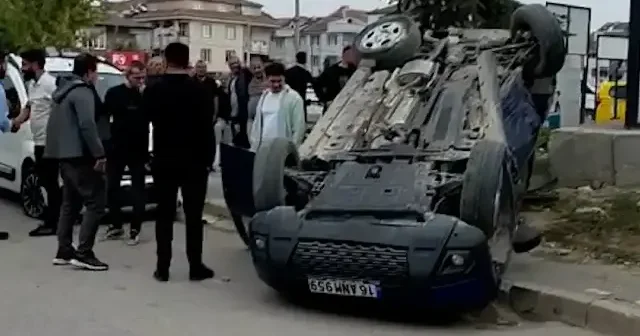 Bursa da hafif ticari araçla otomobilin çarpıştığı kazada 3 kişi yaralandı VİDEO İZLE